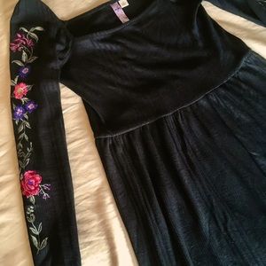 Size small Alya brand pretty embroidered sleeved dress